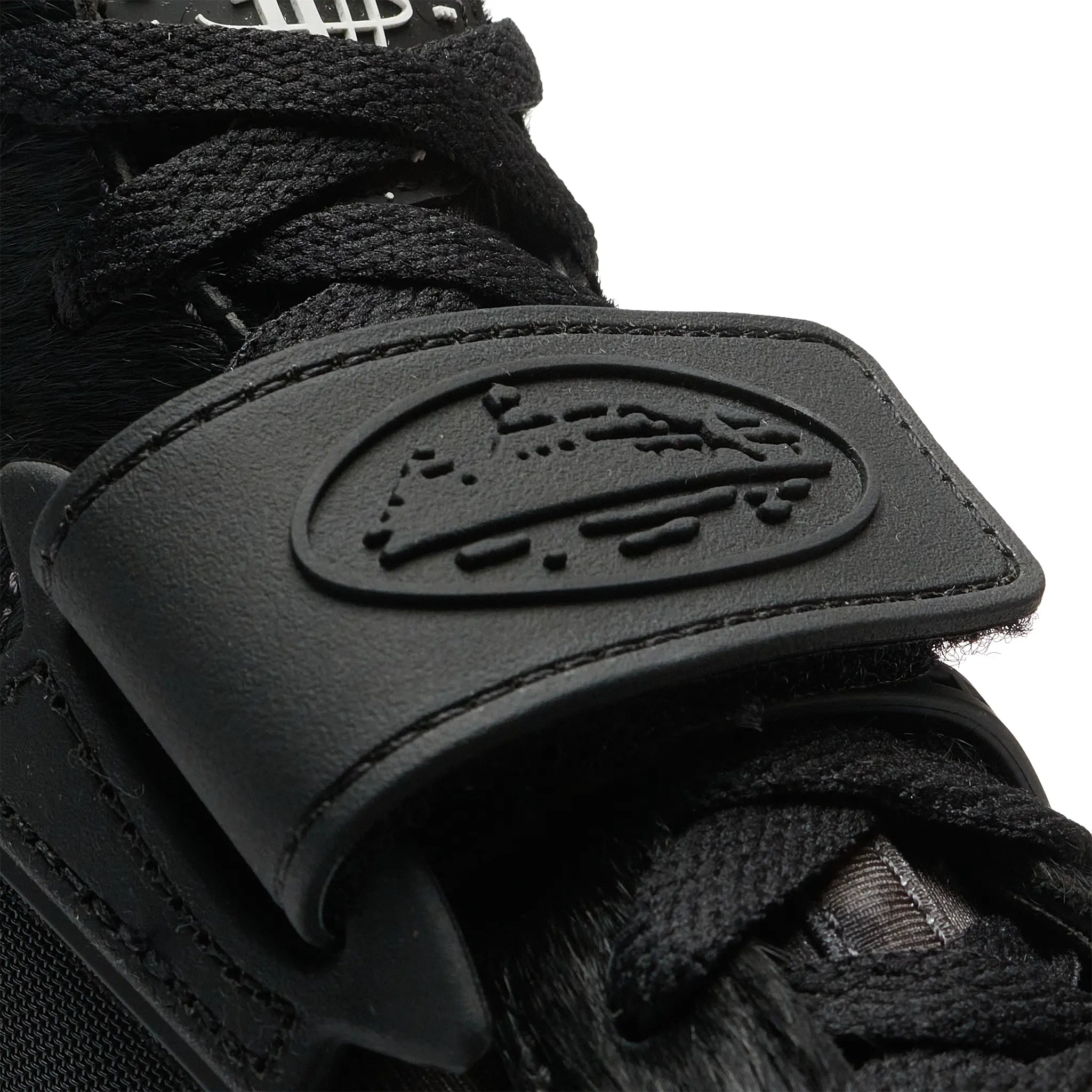 Detail view of Corteiz x Nike Air Huarache Onyx FQ8793-003